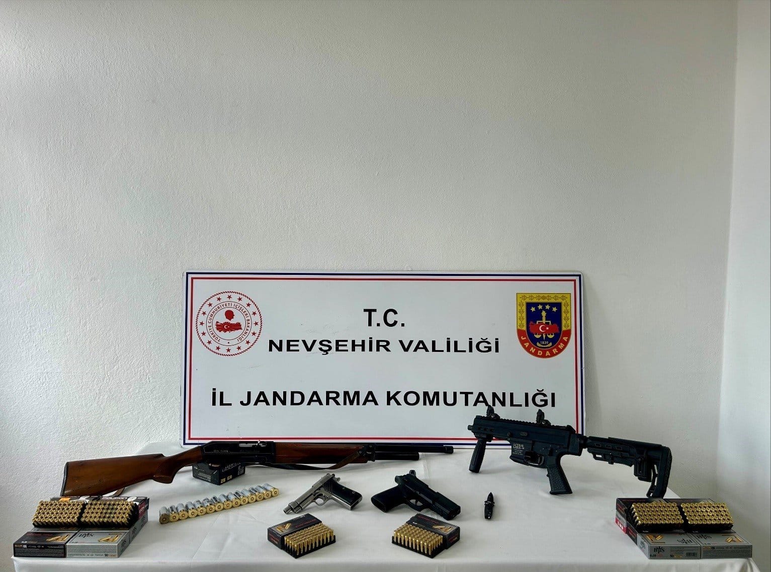 Nevşehir'de Ruhsatsız Silah Operasyonu: Çok Sayıda Silah ve Mühimmat Ele Geçirildi